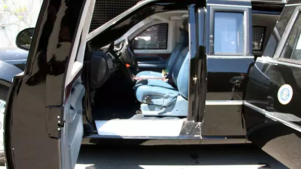 নিরাপত্তা: গোটা গাড়িটাই নিরাপত্তাই মোড়া। গাড়ির মধ্যেই পাম্প অ্যাকশন শটগানস‌্, কাঁদানে গ্যাস এবং‌ জরুরি অবস্থার জন্য প্রেসিডেন্টের জন্য সব সময় মজুত রাখা হয় রক্তের ব্যাগ। আছে অগ্নিনির্বাপন যন্ত্র।