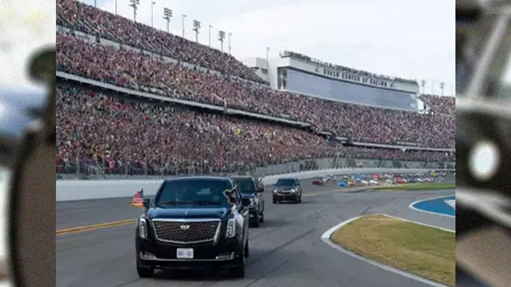 চালক: মার্কিন সিক্রেট সার্ভিসের বিশেষ প্রশিক্ষণপ্রাপ্ত ব্যক্তিকেই চালক হিসাবে বেছে নেওয়া হয়। চালকের হাত এতটাই পোক্ত যে, যে কোনও পরিস্থিতিতে সুদক্ষ ভাবে গাড়ি চালাতে উস্তাদ তিনি। বিপদের আঁচ পেলেই দ্রুত প্রেসিডেন্টকে সুরক্ষিত স্থানে পৌঁছে দেবেন। তিনি ১৮০ ডিগ্রি ঘোরাতে পারেন গাড়িকে।
