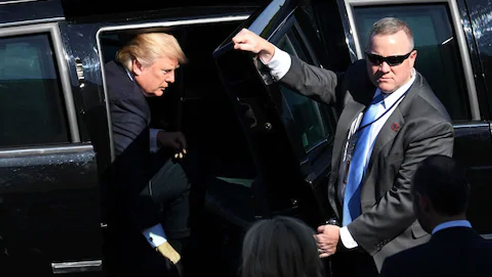 সামনে: কোনও সাঁজোয়া গাড়ির থেকে কম নয় মার্কিন প্রেসিডেন্টের এই গাড়ি। গাড়ির সামনে রয়েছে কাঁদানে গ্যাসের গ্রেনেড লঞ্চার এবং নাইট ভিশন ক্যামেরা।