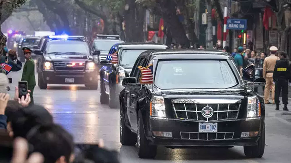 পিছনের আসন: প্রেসিডেন্টের গতিবিধির উপর সরাসরি যোগাযোগ রাখে পেন্টাগন। তার জন্য পিছনের সিটে স্যাটেলাইট ফোন রয়েছে। যার সাহায্যে মার্কিন প্রেসিডেন্ট সরাসরি পেন্টাগনের সঙ্গে যোগাযোগ রাখেন।