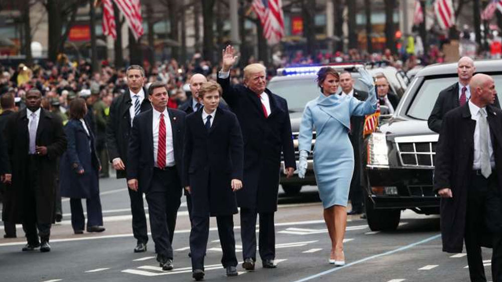 প্রেসিডেন্ট ছাড়াও পিছনের আসনে আরও চার ব্যক্তি বসতে পারেন। চালক এবং মার্কিন প্রেসিডেন্টের মধ্যে একটি কাচের পার্টিশন আছে। যার সুইচ আছে প্রেসিডেন্টের কাছে। প্রেসিডেন্ট চাইলে তবেই সেই কাচের পার্টিশন নামবে। এছাড়া প্রেসিডেন্টের কাছে আছে একটি প্যানিক বোতাম এবং আপৎকালীন পরিস্থিতির জন্য অক্সিজেন সরবরাহের ব্যবস্থা।