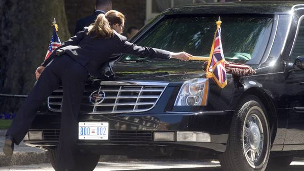 প্রেসিডেন্টের এই গাড়িতে অত্যাধুনিক সেন্সর লাগানো আছে। কোনও রকম নিউক্লিয়ার, কেমিক্যাল বা বায়োলজিক্যাল হামলার আগেই তা বুঝে নেয় এই সেন্সর এবং সেই মতো প্রতিক্রিয়াও জানায় গাড়ি।