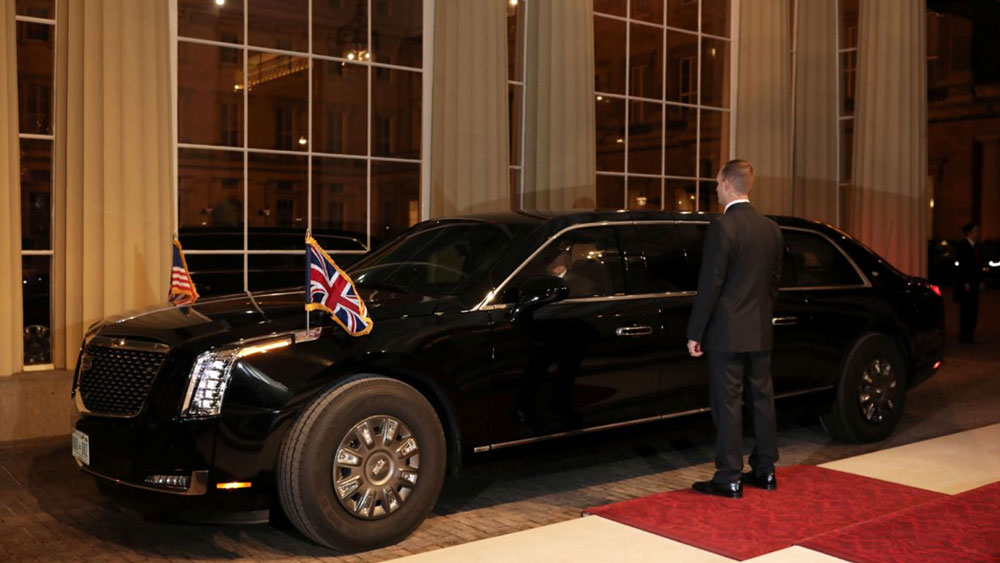 সহযোগী গাড়ি: প্রেসিডেন্টের কনভয়ে আরও অনেকগুলো গাড়ি থাকে। যার একটিতে থাকে প্রেসিডেন্টের চিকিতৎসক, ক্যাবিনেট মেম্বার। এ ছাড়া প্রেসিডেন্টের গাড়ির ঠিক পিছনে থাকে হাফব্যাক। যাতে থাকেন সিক্রেট সার্ভিসের লোকজন।