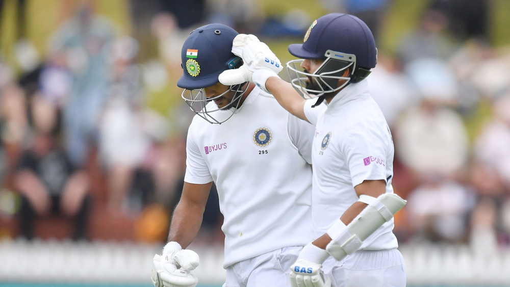 চতুর্থ উইকেটে ময়াঙ্ক আগরওয়াল ও অজিঙ্ক রাহানে কিছুটা মেরামত করেন ইনিংস। মধ্যাহ্নভোজের বিরতিতে ২৮ ওভারে তিন উইকেটে ৭৯ ছিল ভারতের রান।