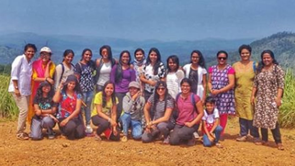 মাত্র ১৭ বছর বয়সেই তাঁর জীবন পুরোপুরি বদলে যায়। সে দিন সবেমাত্র স্কুল থেকে ফিরেছিল সে। স্কুলের পোশাক খোলার আগেই মা এগিয়ে এসে তাঁর হাতে চায়ের কাপ ভর্তি ট্রে ধরিয়ে দিলেন।