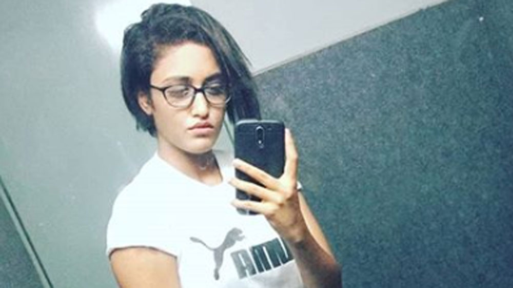 বাড়িতে তখন ভর্তি লোকজন। তাঁদের চা পরিবেশন করে, তাঁদের কথার সমস্ত উত্তর দেন। তারপর অতিথিরা চলে যাওয়ার পর বাড়ির লোকজনের কথাবার্তায় বুঝলেন, এঁরা তাঁকেই দেখতে এসেছিলেন।