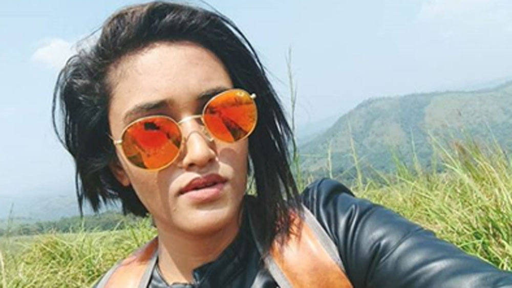 বাড়ির লোকও কোনওরকম খোঁজখবর না নিয়েই এর এক সপ্তাহের মধ্যে তাঁর এনগেজমেন্ট করিয়ে দেন। আর তার তিনদিন পর জ্যাসমিন ১৮ বছর বয়সে পা দিলেই বাড়ির লোক তাঁর বিয়ে দিয়ে দেন।