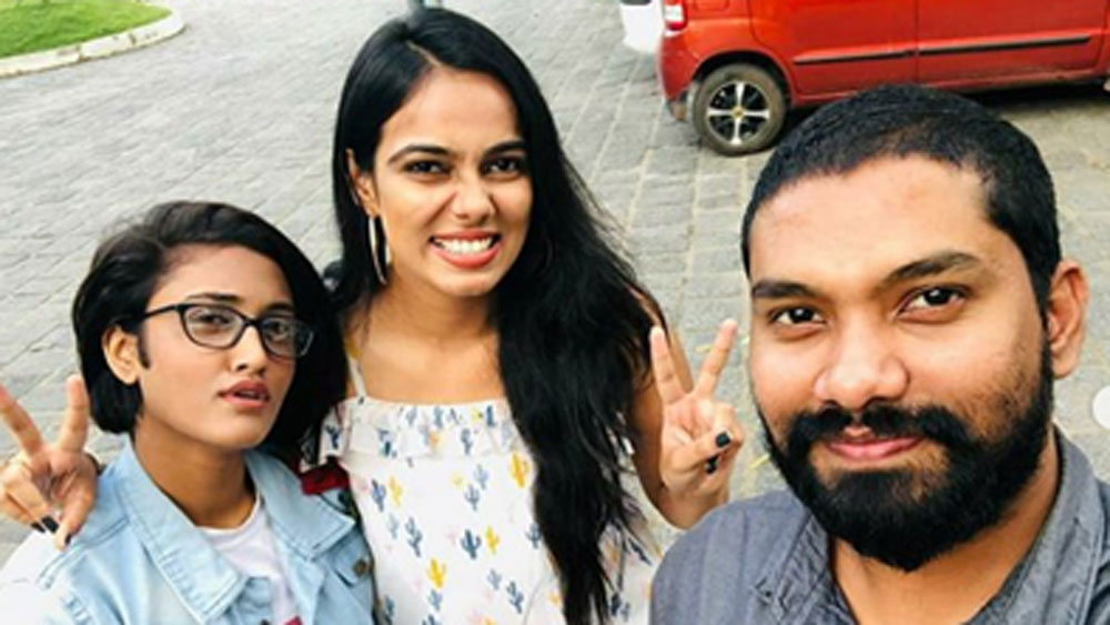 কার সঙ্গে তাঁর বিয়ে হতে চলেছে, সেটাও জানতেন না তিনি। বিয়ের দিনই প্রথম স্বামীর মুখ দেখেন। বিয়ের রাতে যখন তাঁর ঘরে প্রবেশ করেছিলেন স্বামী, তখনই স্বামীর আচার-ব্যবহারে কিছু অস্বাভাবিকত্ব দেখেছিলেন।