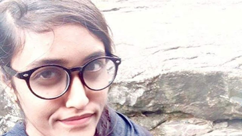 তাঁকে ধর্ষণ করতে শুরু করেন স্বামী। আর সারারাত চিত্কার করতে থাকেন জ্যাসমিন। কিন্তু জ্যাসমিনের দুর্ভাগ্য, চিত্কার শুনেও কেউ একবারও তাঁর খোঁজ নিতে আসেননি। বরং এটাই খুব স্বাভাবিক বলে ধরে নেওয়া হত তাঁদের এলাকায়। কারণ বেশির ভাগ মেয়েরই খুব কম বয়সে বিয়ে হত। আর তাই বিয়ের প্রথম রাতে এমন আর্তনাদ যেন সকলের কাছেই গা সওয়া ছিল।