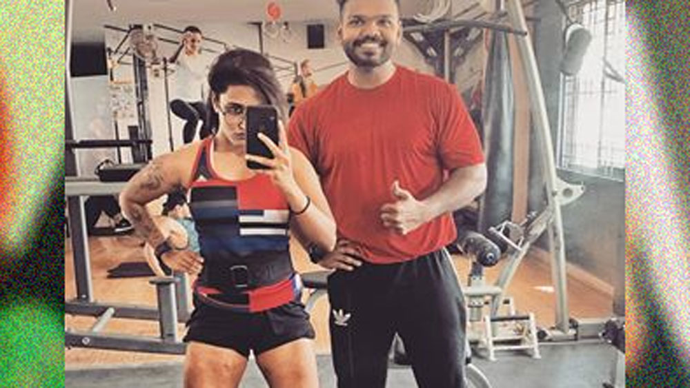 বিয়ের প্রথম রাতে কোনও কারণ ছাড়াই স্বামী তাঁকে মারধর শুরু করেন এবং হাত-পা বেঁধে ধর্ষণ করেন। তারপর থেকে প্রতিটা রাতই জ্যাসমিনের কাছে বিভীষিকায় পরিণত হয়েছিল। তাঁর দ্বিতীয় স্বামী ছিলেন মাদকাসক্ত। ড্রাগের নেশায় প্রতিরাতে এ ভাবেই তাঁর উপর নির্যাতন চালাতেন। কাউকে না জানানোর হুমকিও দিয়ে রেখেছিলেন জ্যাসমিনকে।