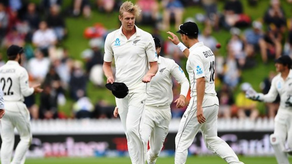 কিউয়ি বোলারদের মধ্যে সেরা অভিষেককারী জেমিসন। ১৬ ওভার হাত ঘুরিয়ে ৩৯ রানে চার উইকেট নিলেন তিনি। চার উইকেট নিয়েছেন সাউদিও। তবে তা এসেছে ৪৯ রানের বিনিময়ে। ট্রেন্ট বোল্ট ৫৭ রান দিয়ে নিলেন এক উইকেট।