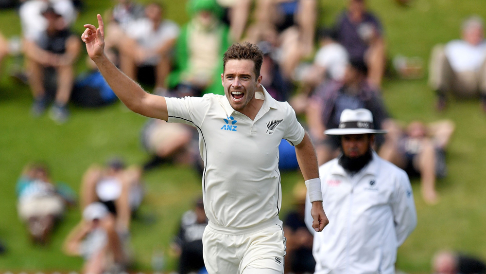 প্রথম সেশনের মধ্যেই পড়ে গিয়েছিল ভারতের শেষ পাঁচ উইকেট। যার মধ্যে তিনটি উইকেটই নিয়েছিলেন সাউদি। লাঞ্চের আগে আট ওভার ব্যাট করেছিল নিউজিল্যান্ড। কোনও উইকেট না হারিয়ে ১৭ রান তুলেছিল কিউয়িরা।