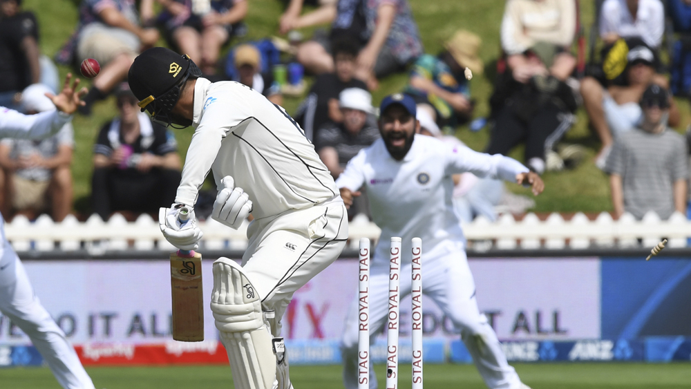 নিউজিল্যান্ডের দ্বিতীয় উইকেট পড়ে ৭৩ রানে। ওপেনার টম ব্লান্ডেলকে সুইংয়ে বোকা বানিয়ে বোল্ড করেন ফের ইশান্ত। ৮০ বলে ৩০ করেন ব্লান্ডেল। তার আগে দ্বিতীয় উইকেটে কেন উইলিয়ামসনের সঙ্গে ৪৭ রান যোগ করেন তিনি।