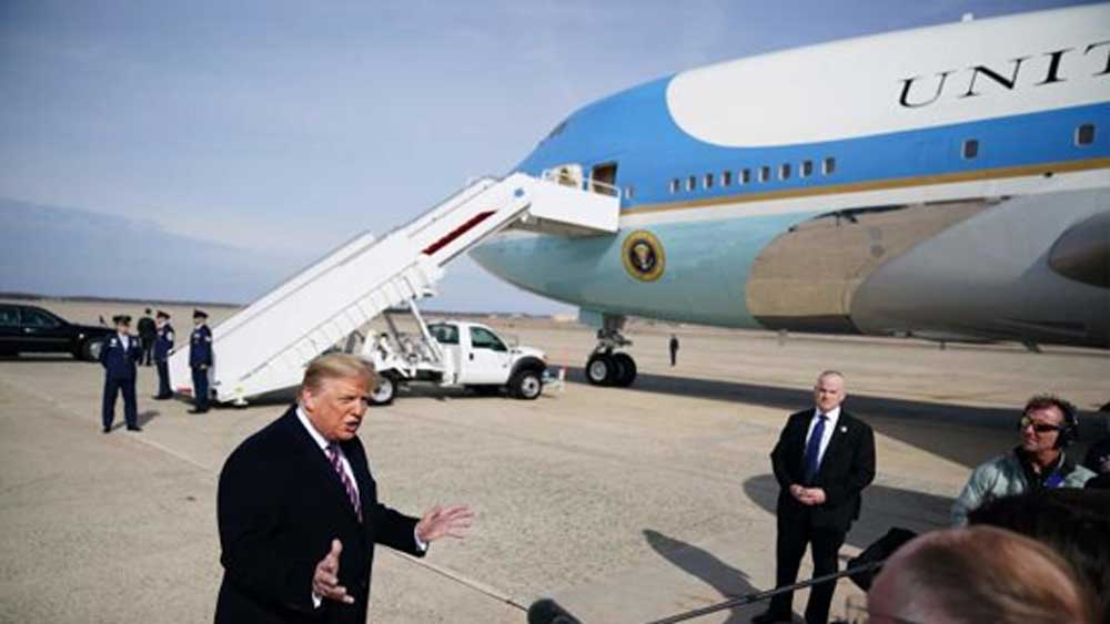 বোয়িং ৭৪৭-২০০বি সিরিজের একটি বিমানের অত্যন্ত কাস্টমাইজড ফর্ম হল এয়ারফোর্স ওয়ান। নীল-সাদায় রং করা এই বিমানের গায়ে ‘ইউনাইটেড স্টেটস অব আমেরিকা’ লেখা রয়েছে বড় বড় হরফে। এবং প্রেসিডেন্টের সিল আছে বিমানের গায়ে আর আছে আমেরিকার পতাকা।