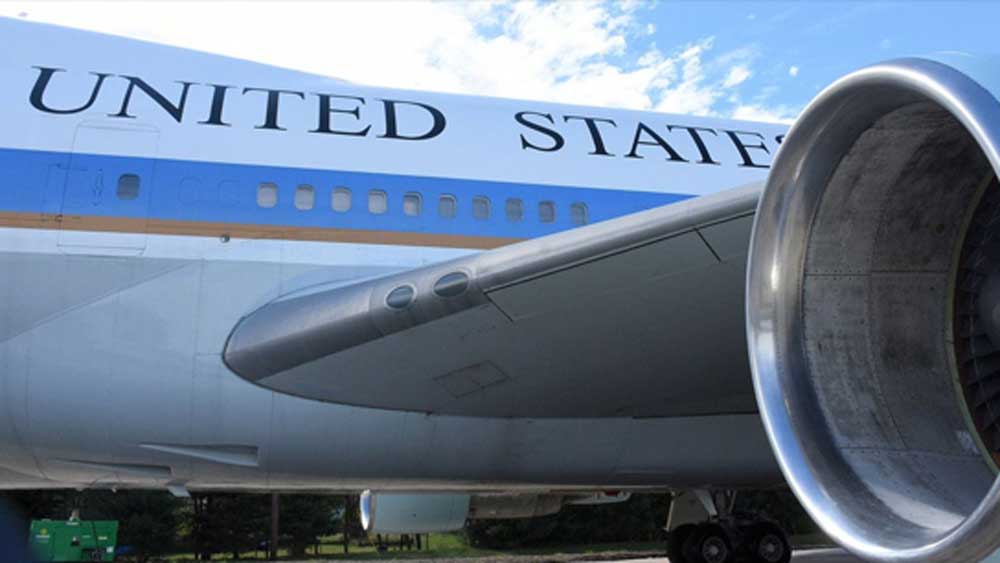 একে বিমান না বলে উড়ন্ত দুর্গ বলাই শ্রেয়। তিনভাগে ভাগ করা আছে বিমানের অন্দরমহল। যার সব মিলিয়ে এলাকা চার হাজার বর্গ ফুট।