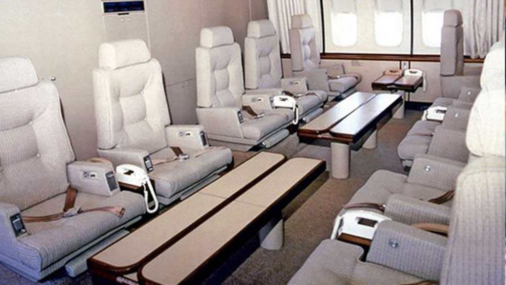 যার সিংহভাগ প্রেসিডেন্ট এবং ফার্স্ট লেডির জন্য বরাদ্দ। তাতে আছে প্রেসিডেন্টের ব্যক্তিগত ডাইনিং রুম এবং কনফারেন্স রুম। এ ছাড়াও বিমানে সিনিয়র সদস্যদের জন্য আলাদা অফিস রুম আছে।