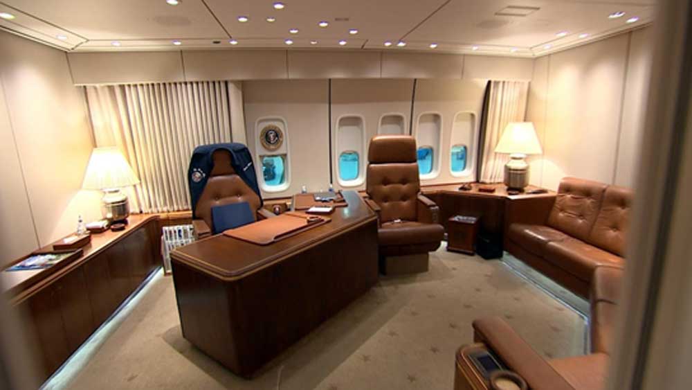 বিমানের ভিতরে প্রেসিডেন্টের ব্যক্তিগত ডাইনিং রুম ছাড়াও আছে আরও একটি খাবার জায়গা। যেখানে অন্যান্য সদস্যরা একসঙ্গে ১০০ জন বসে খেতে পারেন। সিনিয়র সদস্য এব‌ং সংবাদমাধ্যমের প্রতিনিধি এবং বিমানের কর্মীদের জন্য আলাদা বসার জায়গাও আছে।