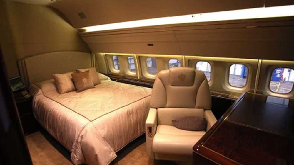 প্রেসিডেন্টের বিমানের সুরক্ষা ব্যবস্থাও ততটাই শক্তপোক্ত। ঠিক যেন কোনও দুর্গ। ইলেকট্রোম্যাগনেটিক পালস‌্-এর বিরুদ্ধেও সহজেই রুখে দাঁড়াতে পারবে এই বিমান।