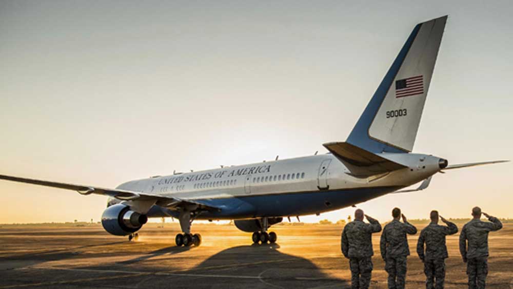 অত্যন্ত উন্নত প্রযুক্তির যোগাযোগ মাধ্যম রয়েছে বিমানে। ফলে যে কোনও সময়ে বিমানে বসেই হোয়াইট হাউসকে জরুরি নির্দেশ দিতে পারেন প্রেসিডেন্ট। বিমানের গতিবিধির উপর আলাদা করে সব সময়ই হোয়াইট হাউস নজরও রাখতে পারে।