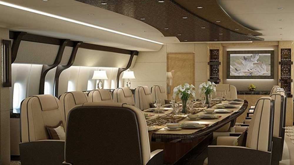 এয়ার ফোর্স ওয়ান একসঙ্গে ২৬ জন ক্রিউ সদস্য-সহ মোট ১০২ জন যাত্রীকে উড়িয়ে নিয়ে যেতে পারে। সমস্ত যাত্রীর জন্যই বিমানে আলাদা শোওয়ার ব্যবস্থা আছে।