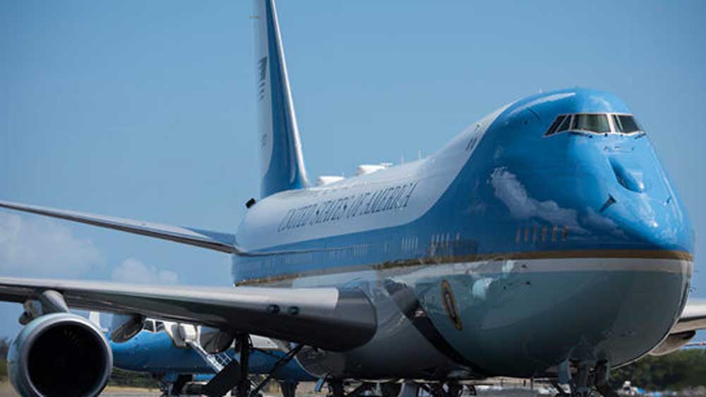 বিমানে সবসময় মজুত থাকে চিকিৎসক এবং প্রেসিডেন্টের জন্য রক্ত। রাস্তায় চলার সময় প্রেসিডেন্টের গাড়ির আগে-পিছু যেমন আরও অন্য গাড়ি থাকে কনভয়ে। তেমন সুরক্ষার জন্য প্রেসিডেন্টের বিমানের আগেও কিছু কার্গো প্লেন থাকে।