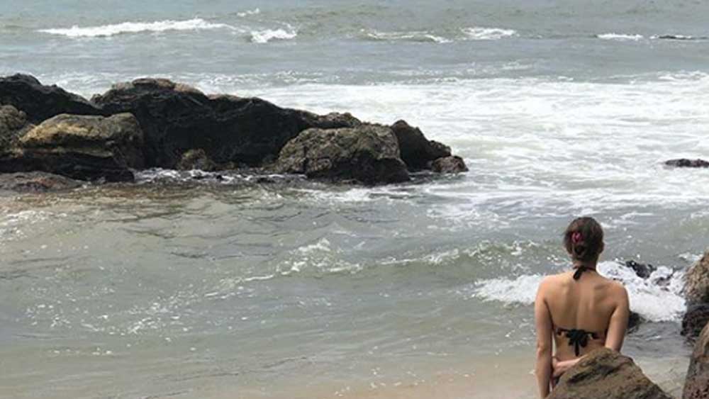 তাঁর ইনস্টাগ্রামে ঢুঁ মারলে তার কয়েকশো প্রমাণ মেলে। সম্প্রতি পরিবারের সঙ্গে ছুটি কাটাতে গোয়া গিয়েছিলেন সারা। সেখানেও তাঁর প্রতিটা ফটোশুটে এর ছাপ রয়েছে স্পষ্ট।