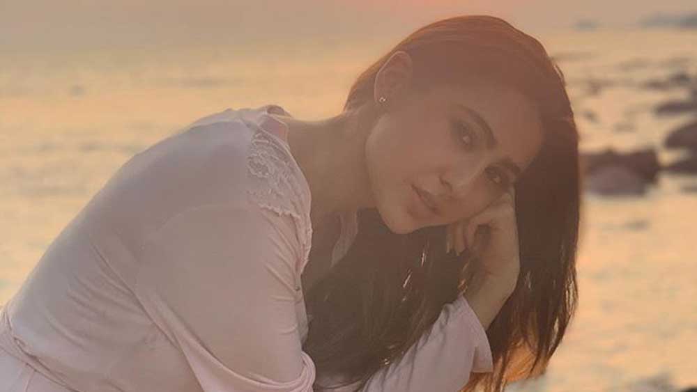 ফ্লোরাল বিকিনি আর উপরে হালকা গোলাপি রঙের শ্রাগ। গোয়ার বিচে দাঁড়িয়ে মোহময়ী দৃষ্টিতে তাকিয়ে রয়েছেন দিগন্ত বিস্তৃত সমুদ্রের দিকে। গোয়া থেকে প্রথম এই ছবিটাই পোস্ট করেন সারা।