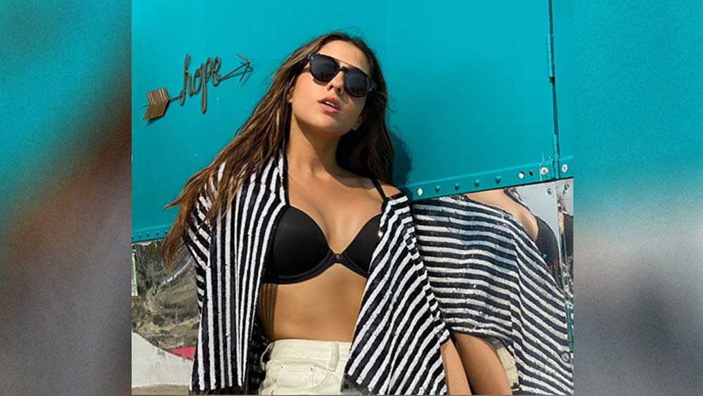 সাদা রঙের মিনি ডেনিম শর্টস আর কালো বিকিনি টপ। তার উপর সাদা-কালো ডোরাকাটা জ্যাকেটে স্টানিং সারা আলি খান। এই ছবির ক্যাপশনে তিনি লিখেছেন, ‘হোপ ইজ এ ওয়েকিং ড্রিম।’