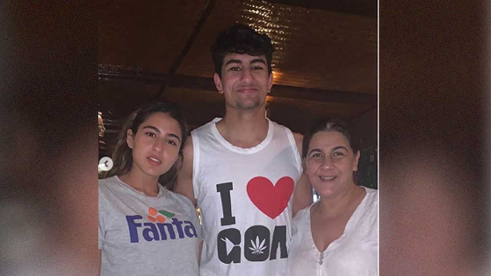 ২৪ বছরের এই বলি নায়িকা পরিবারের সঙ্গে থাকতে বরাবরই পছন্দ করেন। ভাই ইব্রাহিমের সঙ্গে তাঁর রসায়নও দারুণ। তাই যেখানেই যান না কেন ভাইয়ের সঙ্গে ছবি তোলা মাস্ট।