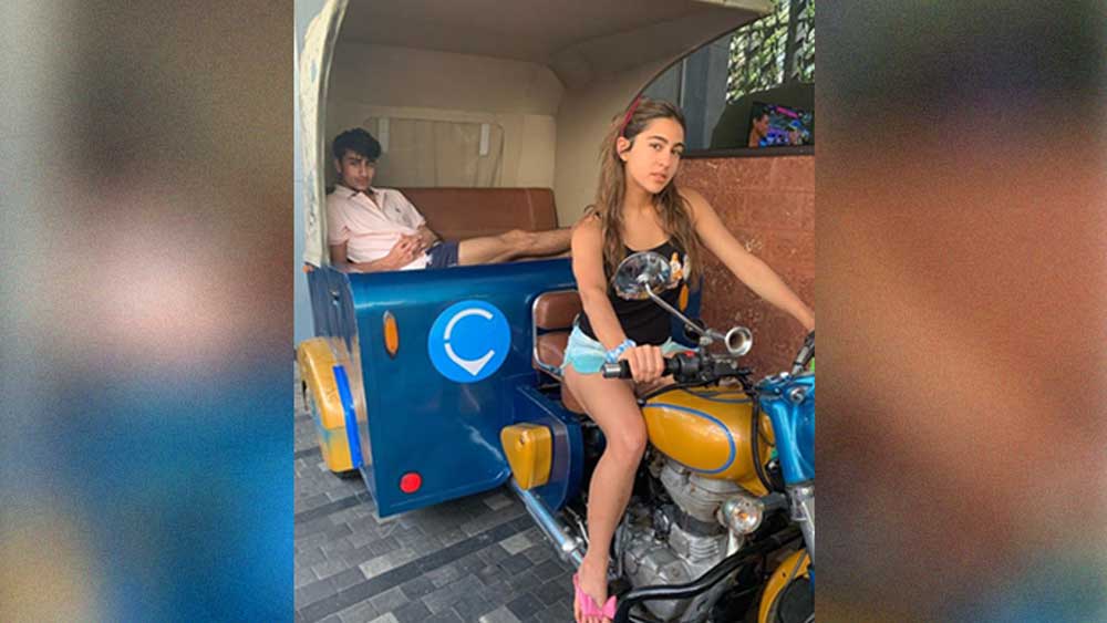 শুক্রবার গোয়াতে ভাই ইব্রাহিমকে রিকশায় বসিয়ে তোলা ফটো শেয়ার করলেন ইনস্টাগ্রামে। রিকশার সিটে হাত-পা ছড়িয়ে আরামে বসে পুরো বিষয়টা যেন উপভোগ করলেন ইব্রাহিম।