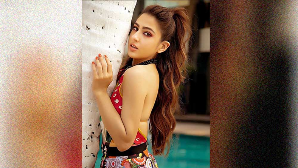 স্লিম হতে তাই তাঁকে অন্যদের থেকে অনেকটাই বেশি পরিশ্রম করতে হয়েছিল। এখনও মনের উপর অনেক জোর খাটিয়ে তাঁকে খাওয়া থেকে বিরত থাকতে হয়। তবে অনেকেই জানেন না, সারা একজন প্রশিক্ষিত ওডিশি নৃত্যশিল্পীও।