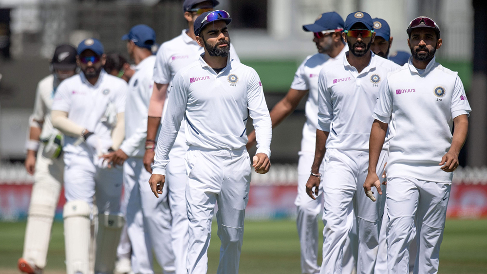 বিরাট কোহালির মতে, নিউজিল্যান্ডের প্রথম ইনিংসে সাত উইকেট নেওয়া পর্যন্ত বোলাররা উজাড় করে দিয়েছিলেন। ঠিকই, কিন্তু প্রশ্ন হল, কেন টেলএন্ডারদের আউট করার ক্ষেত্রে ব্যর্থতার রোগ সারানো যাচ্ছে না। এমন নয় যে বেসিন রিজার্ভেই প্রথম বার বিপক্ষের তলার দিকের ব্যাটসম্যানরা ম্যাচ ছিনিয়ে নিয়ে চলে গেলেন!