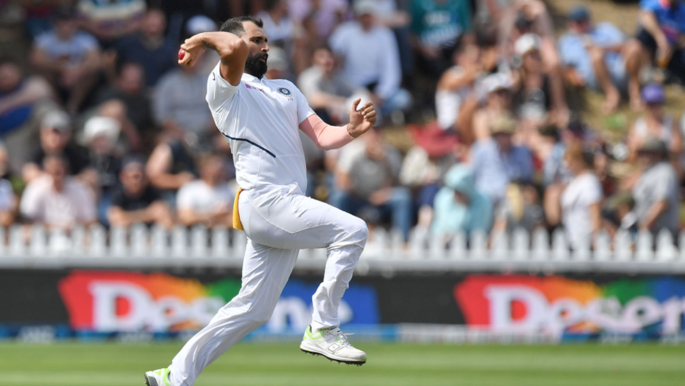 টেস্ট সিরিজে ফিরতে হলে বিশেষজ্ঞ নয়, এমন ব্যাটসম্যানদের দ্রুত ফেরাতেই হবে। না হলে, প্রথম সারির ব্যাটসম্যানদের ফিরিয়েও লাভ হবে না। বেসিন রিজার্ভ কিন্তু চোখে আঙুল দিয়ে দেখাল বোলারদের কোথায় দুর্বলতা। তাই সে দিকে নজর দিতে হবে জলদি। কী ভাবে টেলএন্ডারদের ফেরানো যায়, শামিদের সেই ছক কষতে হবে এখনই।