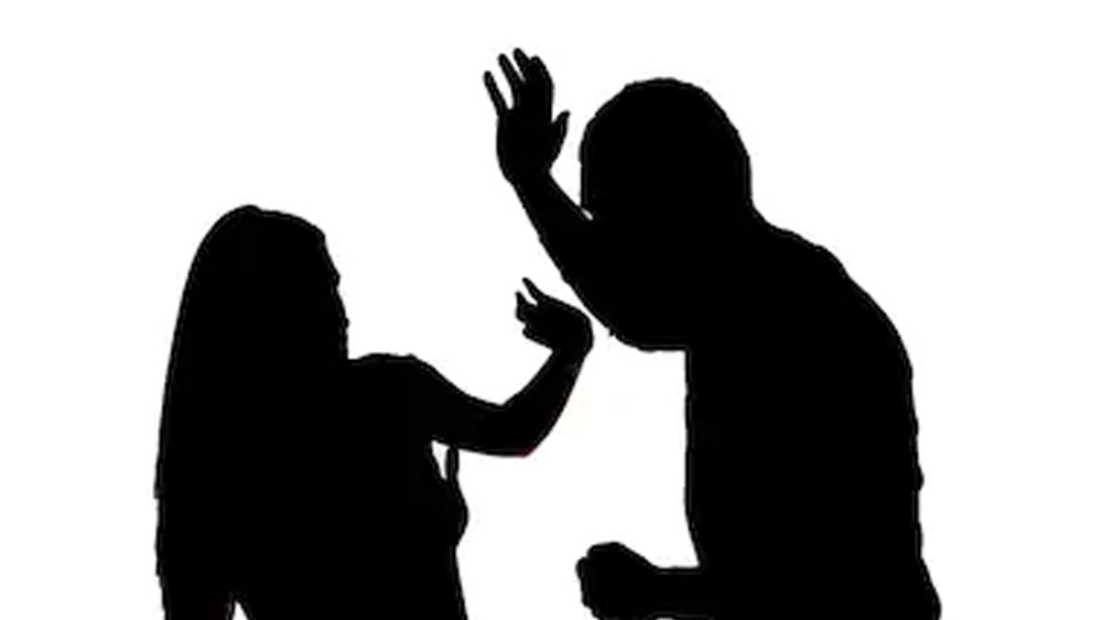 সূরজের আক্ষেপ, তাঁর আশা পূর্ণ হয়নি। একইরকম থেকে গিয়েছেন তাঁর স্বামী। অভিযোগ, পশ্চিম রেলের প্রাক্তন কর্মী শান্তাকুমার গত নভেম্বরে চরম অত্যাচার করেছেন স্ত্রী সূরজের উপরে।