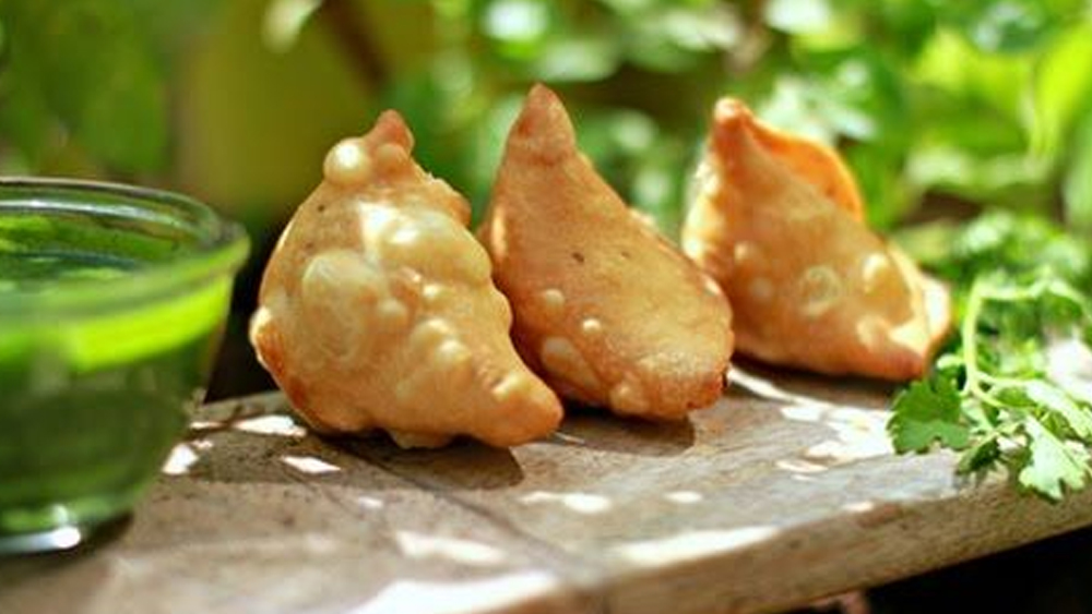 স্ন্যাকস কাউন্টারের মেনুতে অবশ্য কন্টিনেন্টাল এবং গুজরাতি খাবারের ফিউশন। গুজরাতের আইকনিক খাবার খমনের সঙ্গে ব্রকোলি ও কর্ন বাটনের সামোসা।