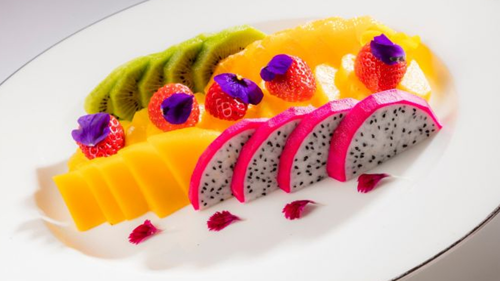 অ্যাপল পাই-এর সঙ্গেই সাজানো ছিল তাজা ফল।