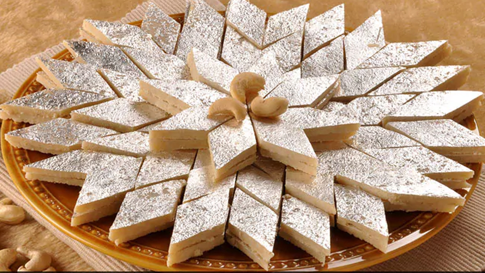 পাশাপাশি ছিল কাজু কাটলি বা কাজু বরফি মিষ্টি। গুজরাতের অন্যতম সেরা এই মিষ্টি দিয়েই হাই টি-র মধুরেণ সমাপয়েৎ।