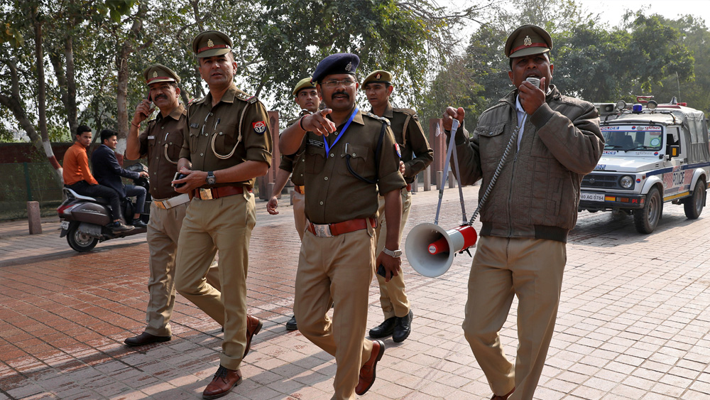 ভারত সফরে ডোনাল্ড ট্রাম্প এবং তাঁর পরিবারকে ঘিরে রয়েছে ত্রিস্তরীয় নিরাপত্তা ব্যবস্থা। প্রথম স্তরে আছে সিক্রেট সার্ভিস। এরপর দ্বিতীয় স্তরে ভারতের এসপিজি ও এনএসজি কম্যান্ডোরা। তৃতীয় স্তরে আছে গুজরাতের চৈতক কম্যান্ডো, আমদাবাদ ক্রাইম ব্রাঞ্চ এবং গুজরাত পুলিশ।