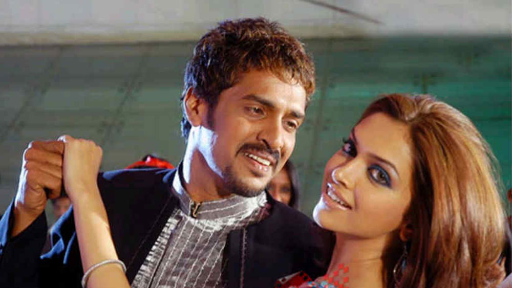 সেটা অবশ্যই কোনও বলিউড ফিল্ম ছিল না। ছিল কন্নড় ছবি ‘ঐশ্বর্য’। সুপার হিট হয়েছিল সেই ছবি। ২০০৬ সালের প্রথম পাঁচ হিট ছবির তালিকায় ঢুকে পড়েছিল সেটি। ওই বছরই দীপিকা তাঁর বলিউড ডেবিউও করেন। ২০০৬ সালেই রিলিজ হয় ‘ওম শান্তি ওম’।