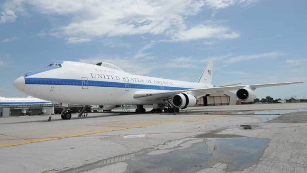 ডুমস‌‌ডে প্লেন: এয়ারফোর্স ওয়ানের কথা অনেকেই শুনেছেন। মার্কিন প্রেসিডেন্টের জন্য বিশেষ ভাবে নির্মিত বিমান। কিন্তু মার্কিন প্রেসিডেন্ট বিশ্বের যে কোনও জায়গায় যাওয়ার জন্য আরও একটি বিমান ব্যবহার করেন, তা অনেকেই জানেন না।