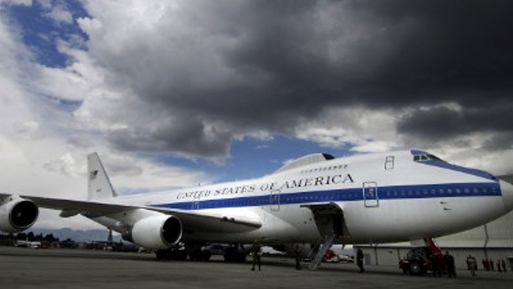 ডুমসডে প্লেন। পরিবর্তিত বোয়িং ৭৪৭ বিমান। আপৎকালীন পরিস্থিতিতে প্রেসিডেন্টকে সম্পূর্ণ সুরক্ষা দেওয়ার জন্য প্রস্তুত এই বিমান। এর সর্বোচ্চ গতিবেগ ঘণ্টায় ৯৯৭ কিমি। বানাতে খরচ হয়েছে ২২ কোটি ডলার।