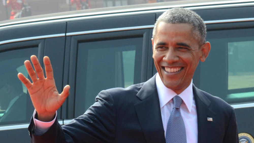 ২০১১ সালে হোয়াইট হাউসের এক নৈশভোজে লঘুস্বরে ওবামা বলেছিলেন, নিজের পরিচয় নিয়ে ট্রাম্প সন্তুষ্ট এবং গর্বিত।