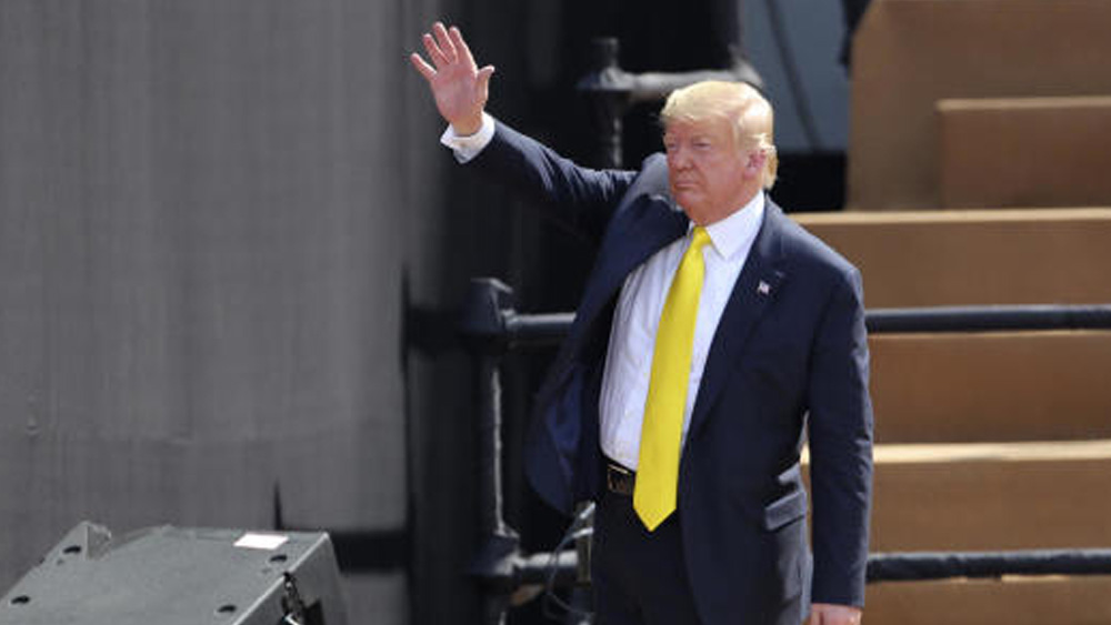 ২০১৫ সালে ট্রাম্প ঘোষণা করেন তিনি প্রেসিডেন্ট পদপ্রার্থী হিসেবে প্রতিদ্বন্দ্বিতা করবেন। পরের বছর আরও ১৬ জন প্রার্থীকে পিছনে ফেলে তিনি রিপাবলিকান প্রার্থী মনোনীত হন। রাজনৈতিক বিশেষজ্ঞদের চোখে প্রথম থেকেই তাঁর রাজনৈতিক অবস্থান ছিল  জনমোহিনী, রক্ষণশীল এবং জাতীয়তাবাদী।