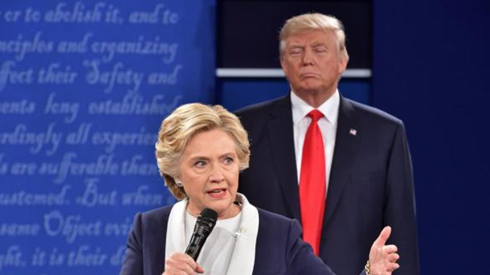 এরপর সেই বহুচর্চিত ট্রাম্প-হিলারি যুদ্ধ। ডেমোক্র্যাটিক প্রার্থী হিলারি ক্লিন্টনকে হারিয়ে ২০১৭ সালে আমেরিকার প্রেসিডেন্ট নির্বাচিত হন ডোনাল্ড ট্রাম্প।