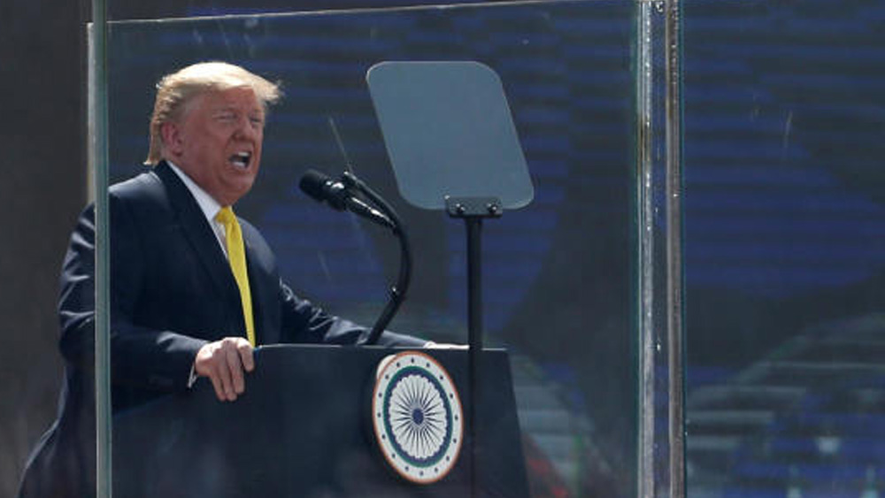 নিজের দেশেও যথেষ্ট বিতর্কিত ও সমালোচিত ডোনাল্ড ট্রাম্প। পাশাপাশি তাঁর ব্যক্তিগত জীবনও যথেষ্ট বর্ণময়। সবদিক দিয়ে ডোনাল্ড ট্রাম্প নামটিই আজ একটি প্রতিষ্ঠান। যেখানে তাঁর নিজের ঘরানাই শেষকথা। 
(ছবি: পিটিআই,এপি,এএফপি এবং রয়টার্স)