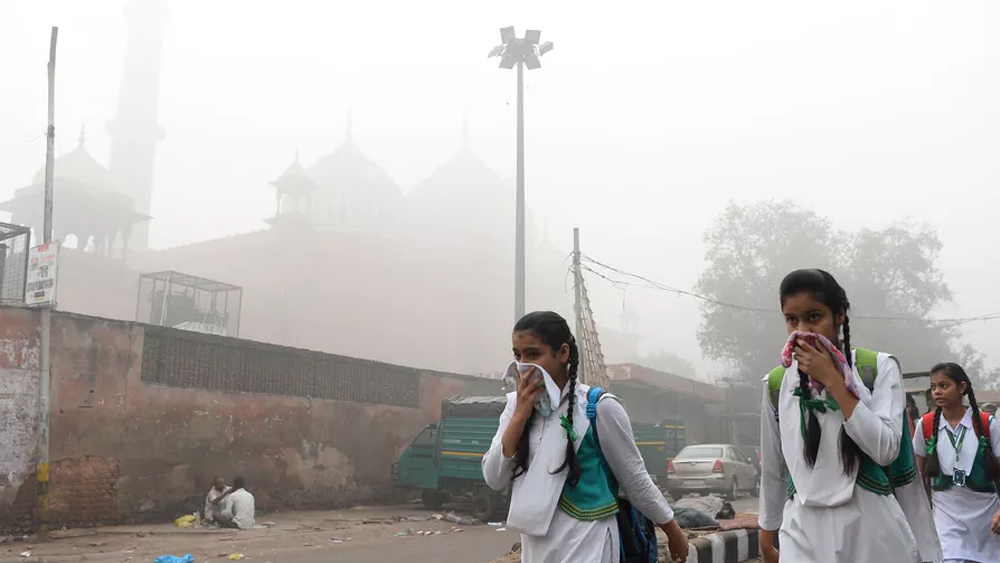 দিল্লির দূষণ নিয়ে বেশ কয়েক বছর ধরেই উদ্বেগ তৈরি কয়েক বছর ধরেই। দিল্লিতে একিউআই-এর মাত্রা কোথাও ৯০০ তো কোথাও তা ১৬০০ ছুঁয়েছে এই শীতের শুরুতেই।