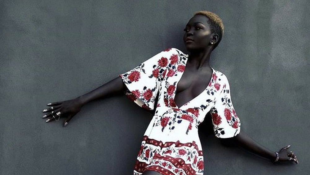 শ্বেতাঙ্গ প্রধান দেশে এসে সুদানের কিশোরী ন্যাকিম গাটওয়েক জীবনে প্রথম জানল কাকে বলে বর্ণবিদ্বেষ। প্রতি মুহূর্তে তাঁর মনে হত, সে এই দেশের নয়।