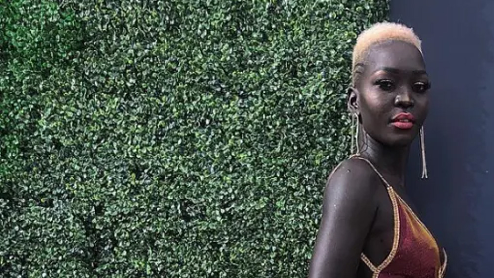 স্কুলে গিয়ে আরও প্রকট হল সমস্যা। প্রথমত ইংরেজি বুঝতে বা বলতে না পেরে নিজেকে গুটিয়ে রাখত। ইংরেজি বুঝতে শেখার পরে আরও গভীর হল ক্ষত। কারণ বালিকা শুনল, বন্ধুরা তাকে স্নান করতে বলছে! তাতে যদি গায়ের ময়লা কিছুটা দূর হয়!