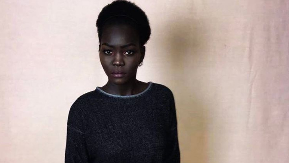 অতীতে উদ্বাস্তু শিবিরে থাকা মেয়েটি জানত না কোথা থেকে আসবে রাতের খাবার। দীর্ঘদিন স্বাদ পায়নি পরিস্রুত পানীয় জলের। এক তাঁবু থেকে অন্য তাঁবুতে পৌঁছনোর প্রতি মুহূর্তে অপেক্ষা করত অনিশ্চয়তা। আজ, তার সাক্ষাৎকার নেওয়ার জন্য অপেক্ষা করে থাকে বিশ্বের সেরা ফ্যাশন পত্রিকাগুলি।