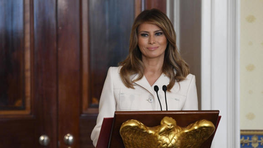 এরপর প্যারিস ও মিলানে মডেলিং শুরু করেন মেলানিয়া। সে সময় তাঁর আলাপ হয় পাওলো জাম্পোলির সঙ্গে। পাওলো ছিলেন ডোনাল্ড ট্রাম্পের বন্ধু। পাওলোর কথায়, আরও উজ্জ্বল কেরিয়ারের জন্য মেলানিয়া চলে আসেন আমেরিকায়।